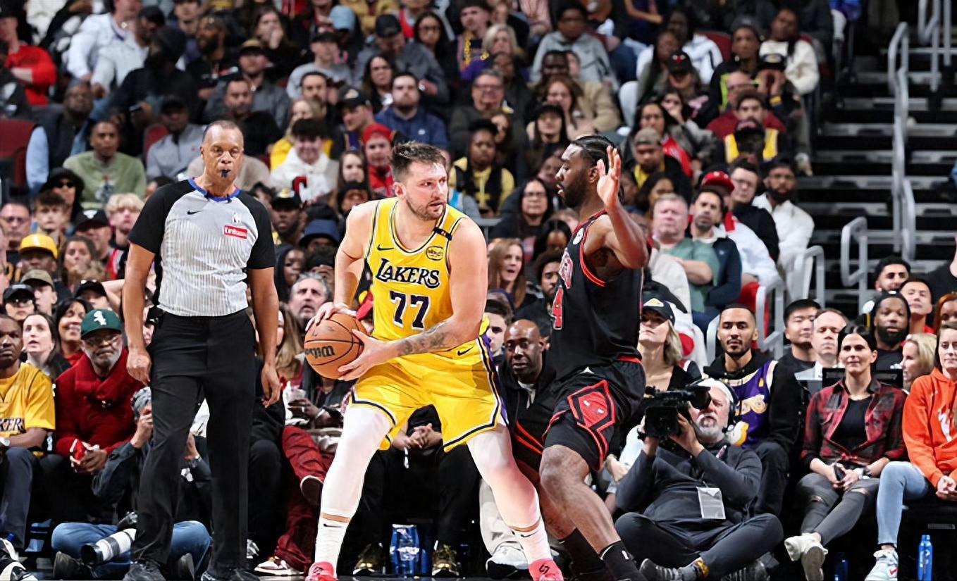 世界杯官网直播软件下载入口-以攻代守的胜利!湖人痛揍公牛,五小打胜高机五峰,艾顿是最大败笔